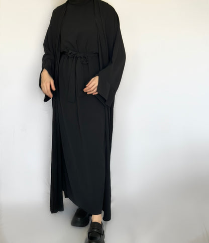 Amala 2-delige zwarte abaya van ByLiya, bestaande uit een onderjurk, kimono en ceintuur, voor een stijlvolle en modest uitstraling.