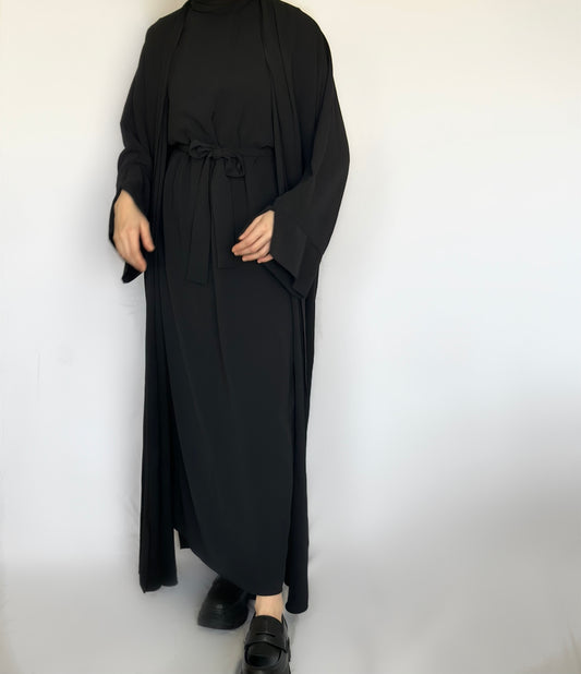 Amala 2-delige zwarte abaya van ByLiya, bestaande uit een onderjurk, kimono en ceintuur, voor een stijlvolle en modest uitstraling.