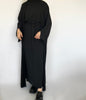 Amala 2-delige zwarte abaya van ByLiya, bestaande uit een onderjurk, kimono en ceintuur, voor een stijlvolle en modest uitstraling.