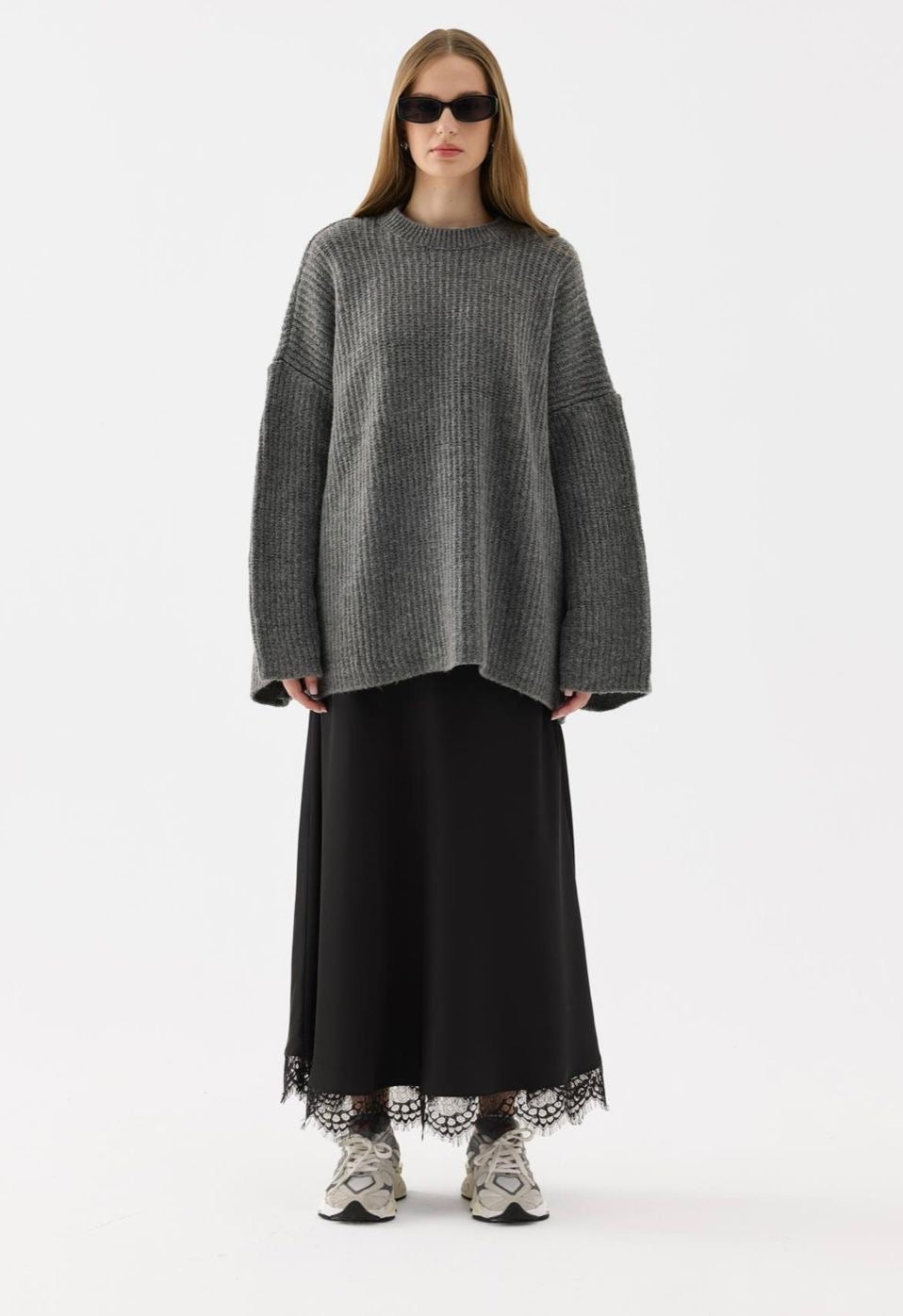 Ruya satijnen maxi-rok zwart, detail kantonderkant, luxe uitstraling.