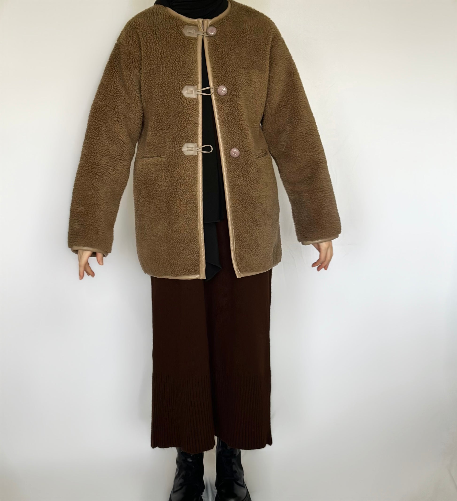 Teddy duffel coat van ByLiya, warme en stijlvolle jas met knopen en een klassiek ontwerp, perfect voor de herfst en winter.