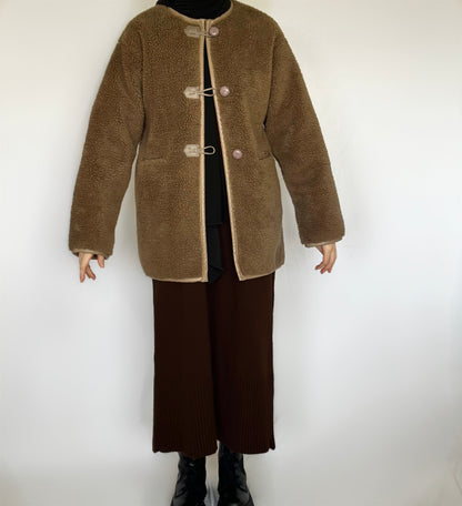 Teddy duffel coat van ByLiya, warme en stijlvolle jas met knopen en een klassiek ontwerp, perfect voor de herfst en winter.