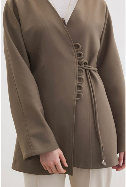 Ayla kimono blazer voor dames in getailleerd overslagmodel met subtiele striksluiting en soepelvallende stof, stijlvolle modest fashion blazer.