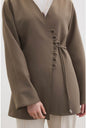 Ayla kimono blazer voor dames in getailleerd overslagmodel met subtiele striksluiting en soepelvallende stof, stijlvolle modest fashion blazer.