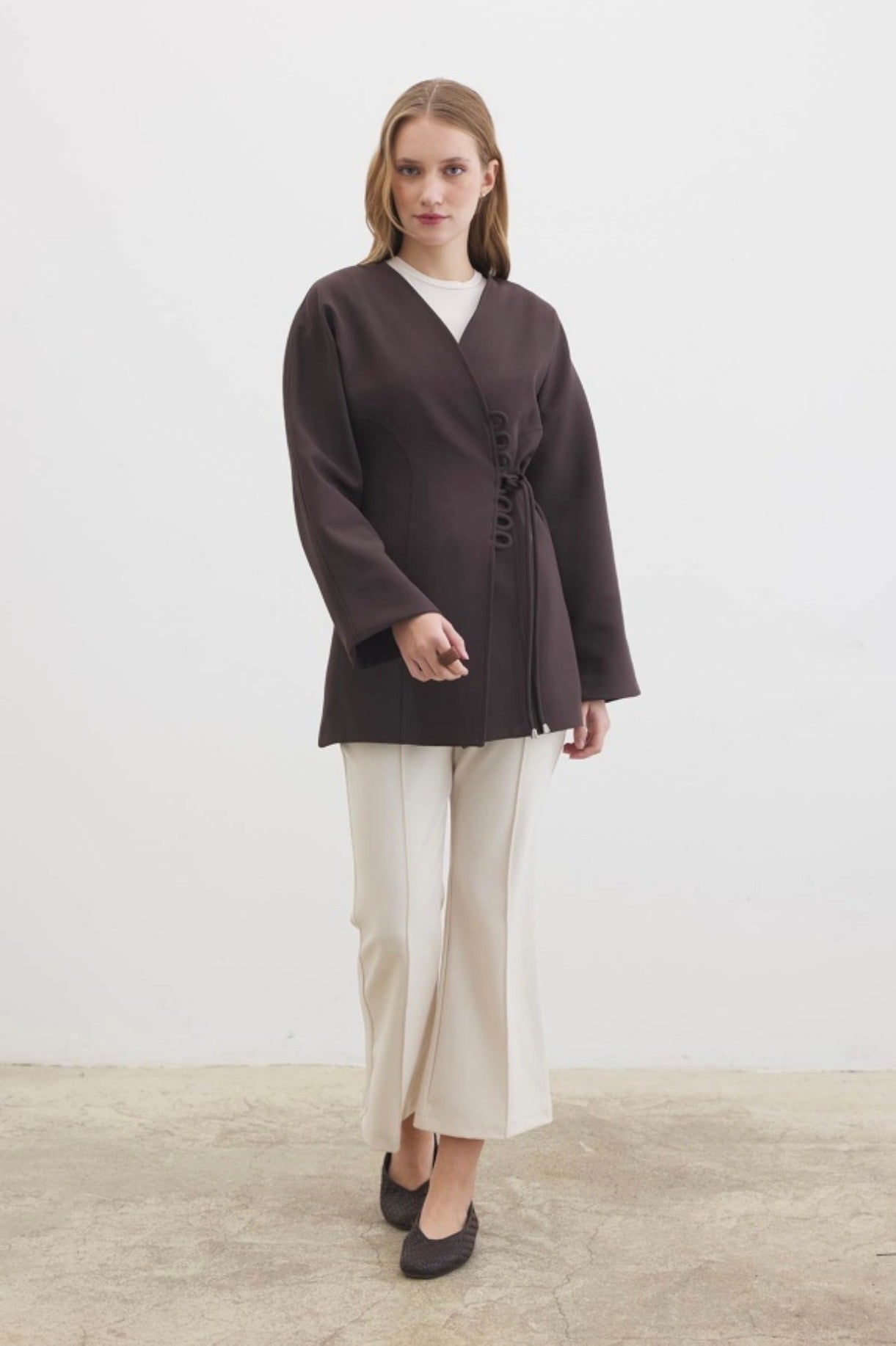 Ayla kimono blazer voor dames in getailleerd overslagmodel met subtiele striksluiting en soepelvallende stof, stijlvolle modest fashion blazer.