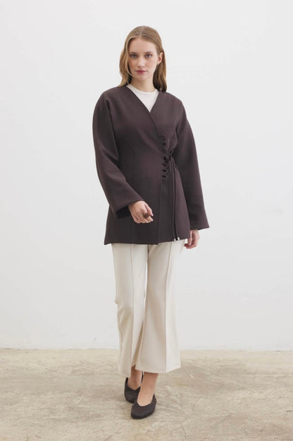 Ayla kimono blazer voor dames in getailleerd overslagmodel met subtiele striksluiting en soepelvallende stof, stijlvolle modest fashion blazer.