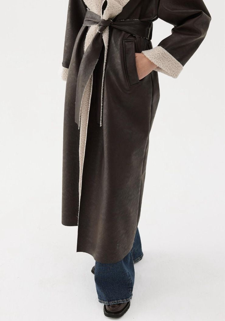 Zaïa mantel bruin-bouclé kunstleer met teddyvoering, vooraanzicht – stijlvolle bescheiden damesjas.