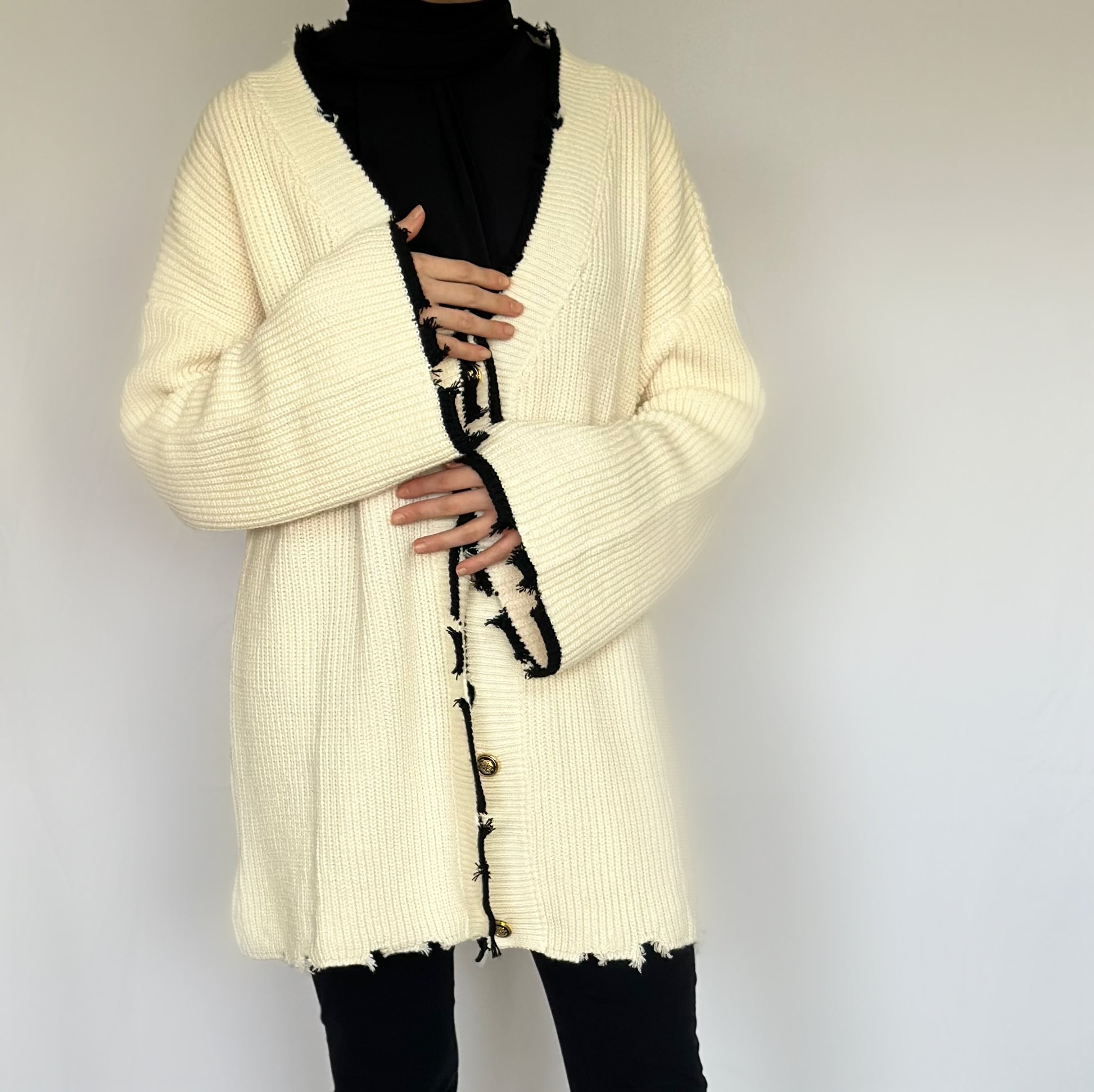 Heerlijk warme oversized beige vest van ByLiya, komt tot de dijen met zwarte randen en scheurdetails voor een trendy uitstraling.