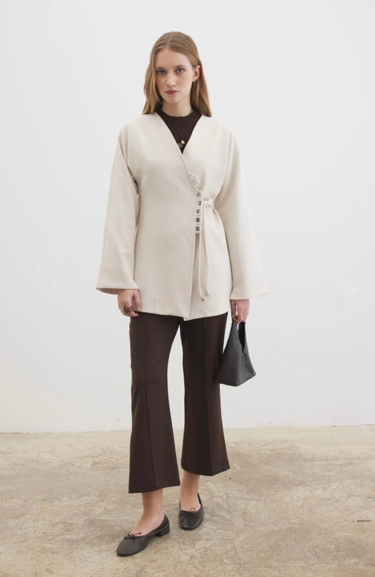 Ayla kimono blazer voor dames in getailleerd overslagmodel met subtiele striksluiting en soepelvallende stof, stijlvolle modest fashion blazer.