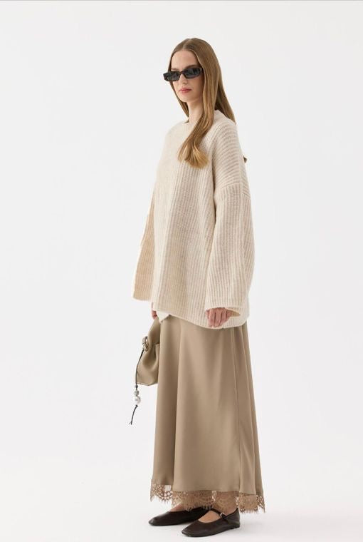 Ruya satijnen maxi-rok taupe, zijaanzicht,  detail kantonderkant, luxe uitstraling.
