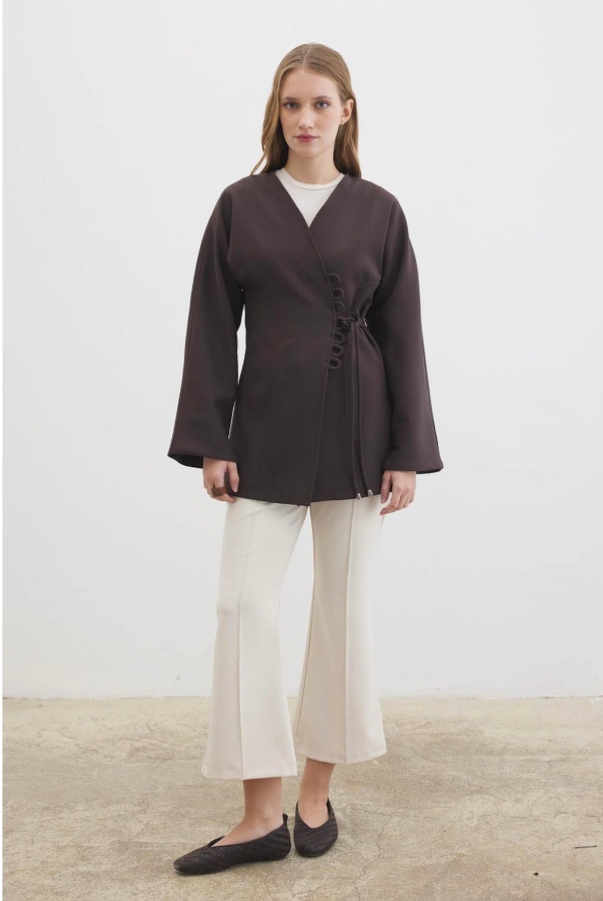 Ayla kimono blazer voor dames in getailleerd overslagmodel met subtiele striksluiting en soepelvallende stof, stijlvolle modest fashion blazer.
