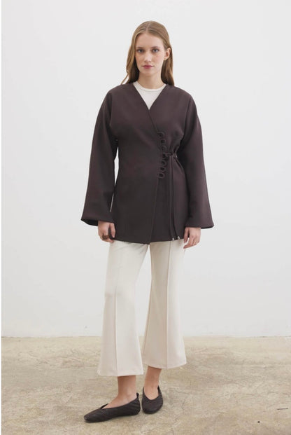 Ayla kimono blazer voor dames in getailleerd overslagmodel met subtiele striksluiting en soepelvallende stof, stijlvolle modest fashion blazer.