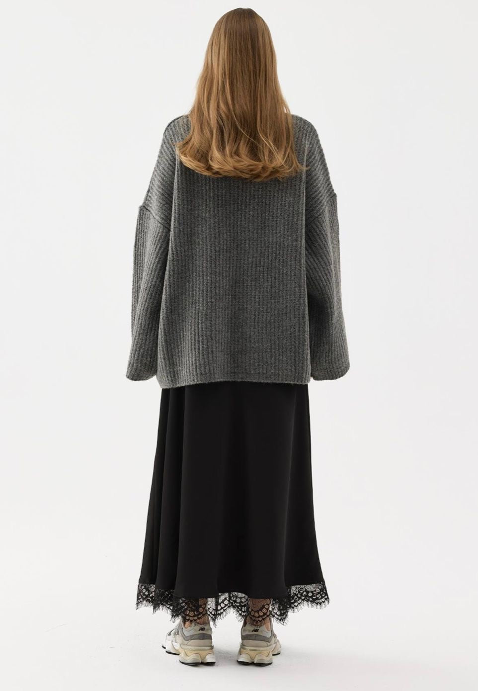 Ruya satijnen maxi-rok zwart, detail kantonderkant, luxe uitstraling.