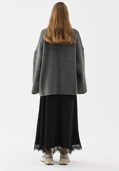 Ruya satijnen maxi-rok zwart, detail kantonderkant, luxe uitstraling.