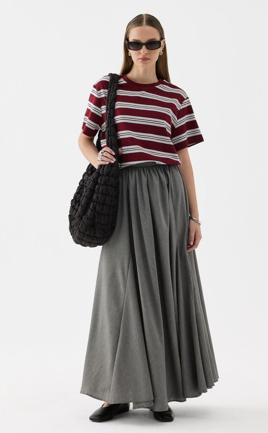 qsa Maxi-Rok grijs, model gedragen, maxi-lengte tot op de enkels, perfect te combineren met blazer of blouse