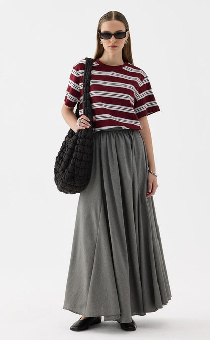 qsa Maxi-Rok grijs, model gedragen, maxi-lengte tot op de enkels, perfect te combineren met blazer of blouse