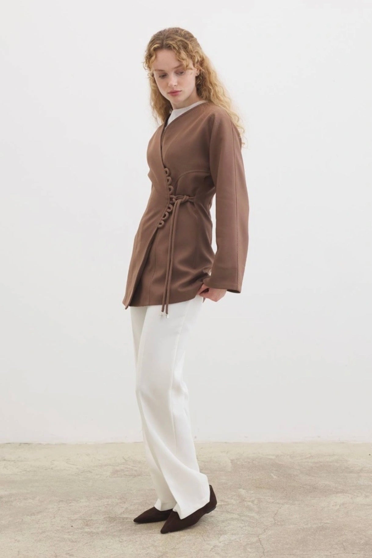 Ayla kimono blazer voor dames in getailleerd overslagmodel met subtiele striksluiting en soepelvallende stof, stijlvolle modest fashion blazer.