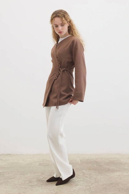 Ayla kimono blazer voor dames in getailleerd overslagmodel met subtiele striksluiting en soepelvallende stof, stijlvolle modest fashion blazer.