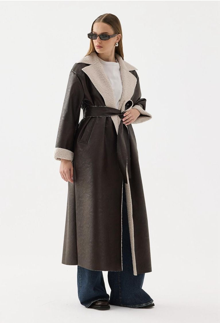 Zaïa mantel bruin-bouclé kunstleer met teddyvoering, detail kraag en knopen – elegante modest outerwear