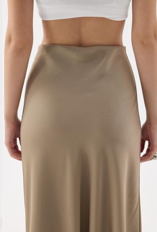 Ruya satijnen maxi-rok taupe, detail kantonderkant, luxe uitstraling.