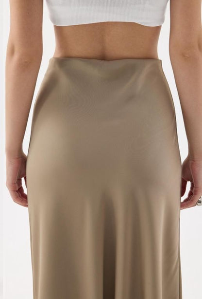 Ruya satijnen maxi-rok taupe, detail kantonderkant, luxe uitstraling.