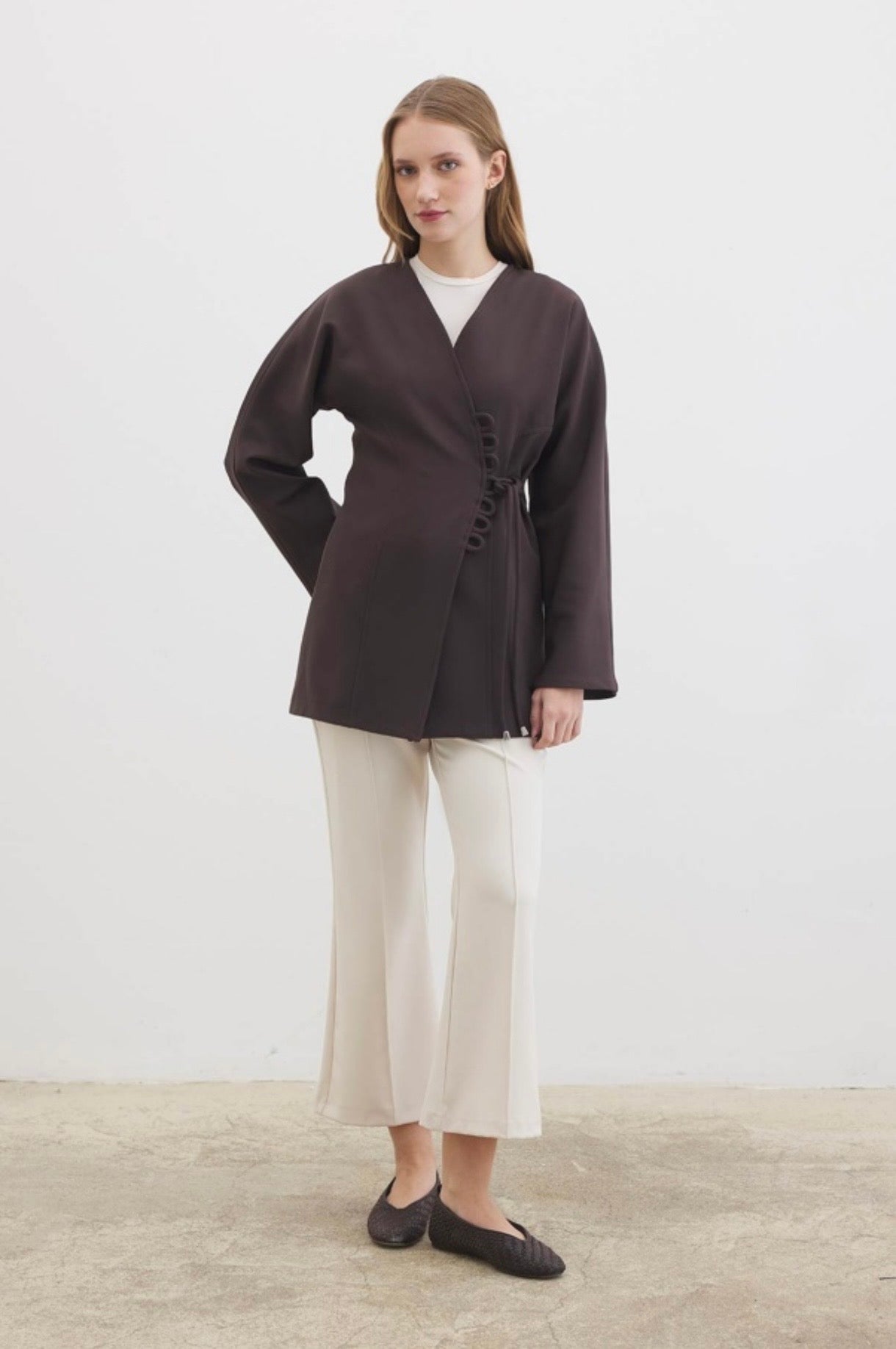 Ayla kimono blazer voor dames in getailleerd overslagmodel met subtiele striksluiting en soepelvallende stof, stijlvolle modest fashion blazer.