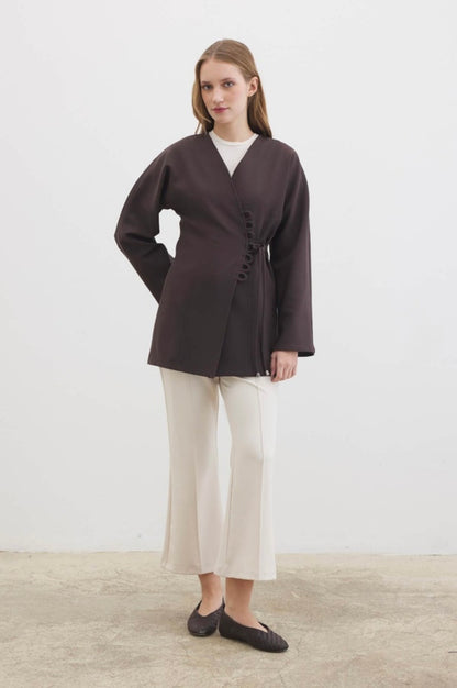 Ayla kimono blazer voor dames in getailleerd overslagmodel met subtiele striksluiting en soepelvallende stof, stijlvolle modest fashion blazer.