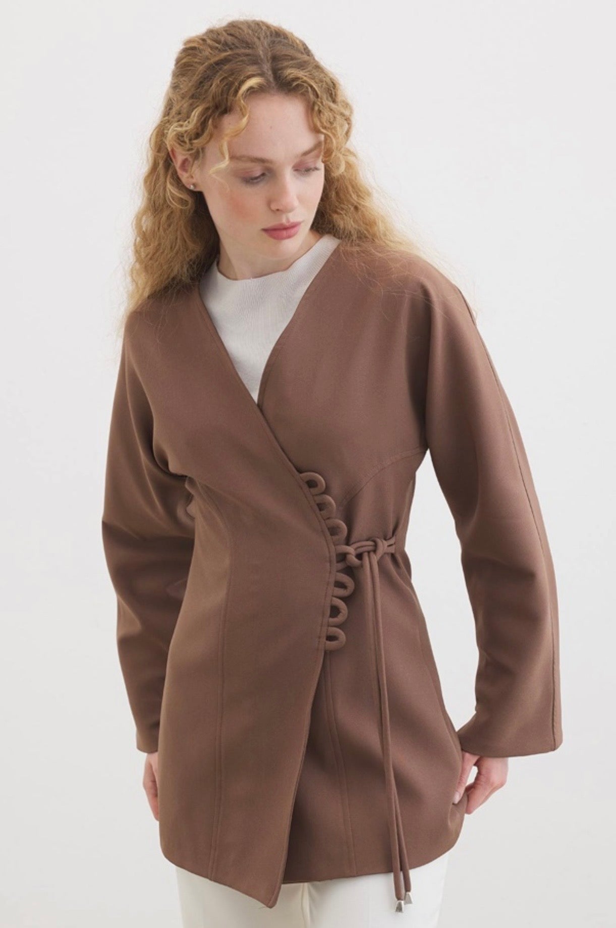 Ayla kimono blazer voor dames in getailleerd overslagmodel met subtiele striksluiting en soepelvallende stof, stijlvolle modest fashion blazer. 