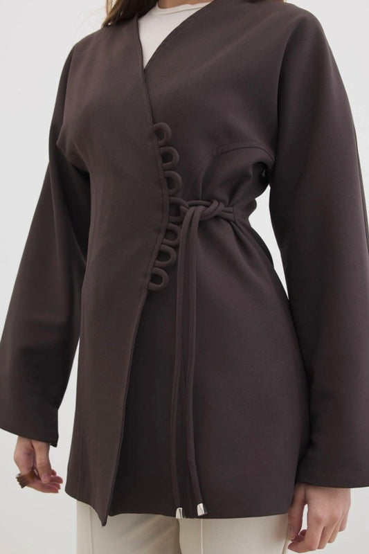 Ayla kimono blazer voor dames in getailleerd overslagmodel met subtiele striksluiting en soepelvallende stof, stijlvolle modest fashion blazer.