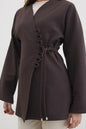 Ayla kimono blazer voor dames in getailleerd overslagmodel met subtiele striksluiting en soepelvallende stof, stijlvolle modest fashion blazer.