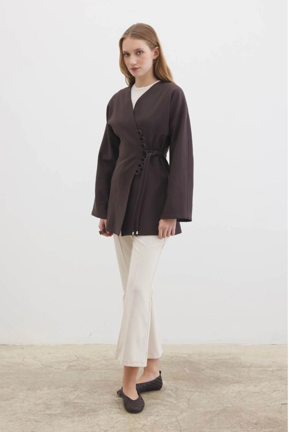 Ayla kimono blazer voor dames in getailleerd overslagmodel met subtiele striksluiting en soepelvallende stof, stijlvolle modest fashion blazer.