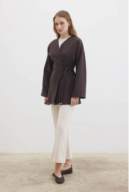 Ayla kimono blazer voor dames in getailleerd overslagmodel met subtiele striksluiting en soepelvallende stof, stijlvolle modest fashion blazer.