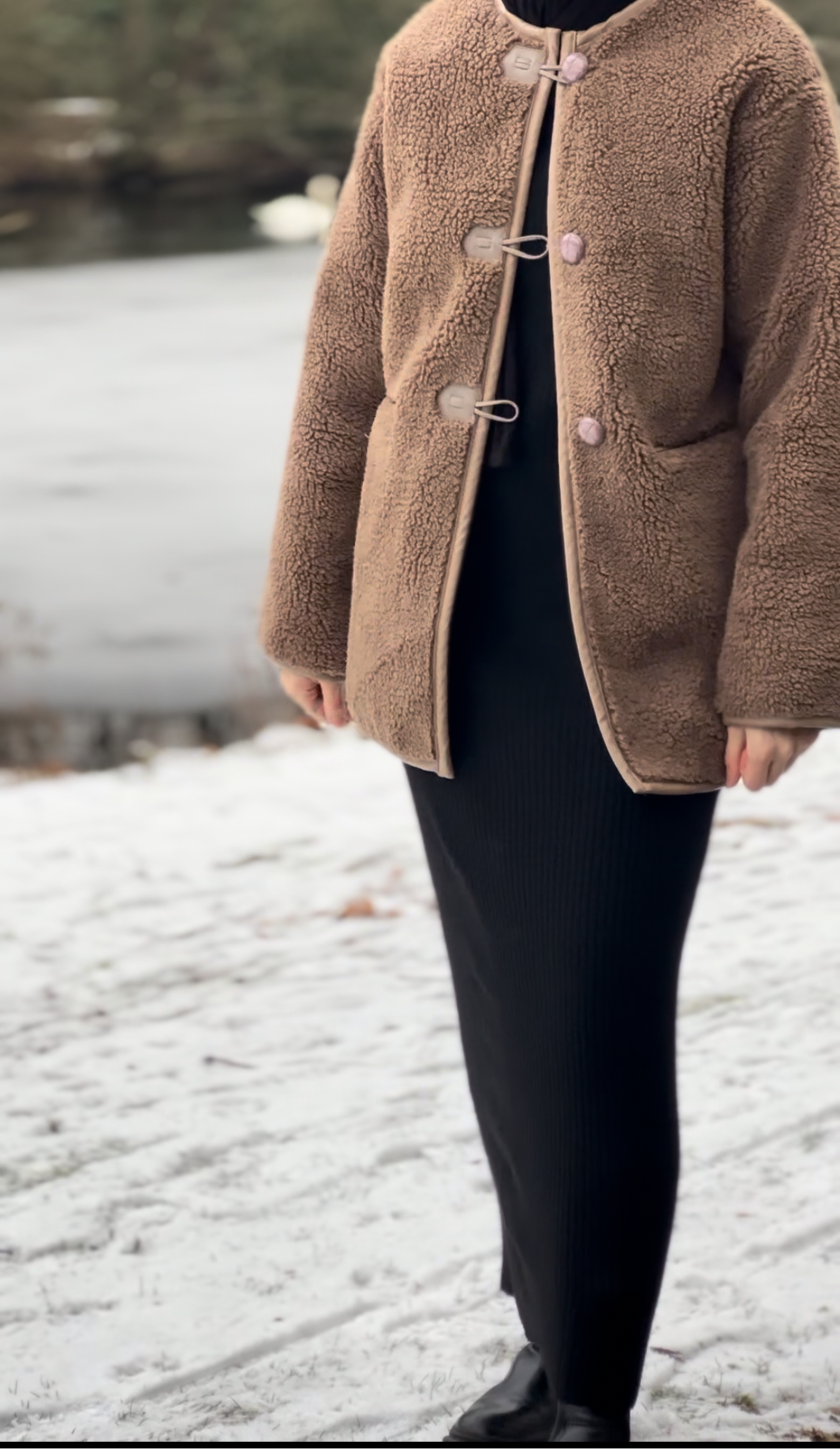 Zachte teddy coat voor dames – duffelmodel met houtje-touwtje sluiting
