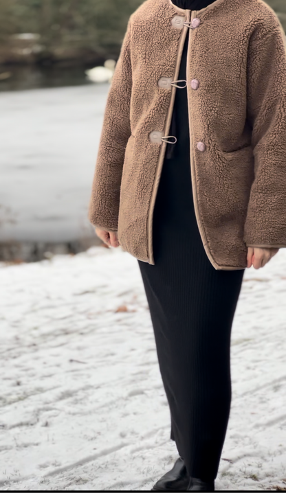 Zachte teddy coat voor dames – duffelmodel met houtje-touwtje sluiting
