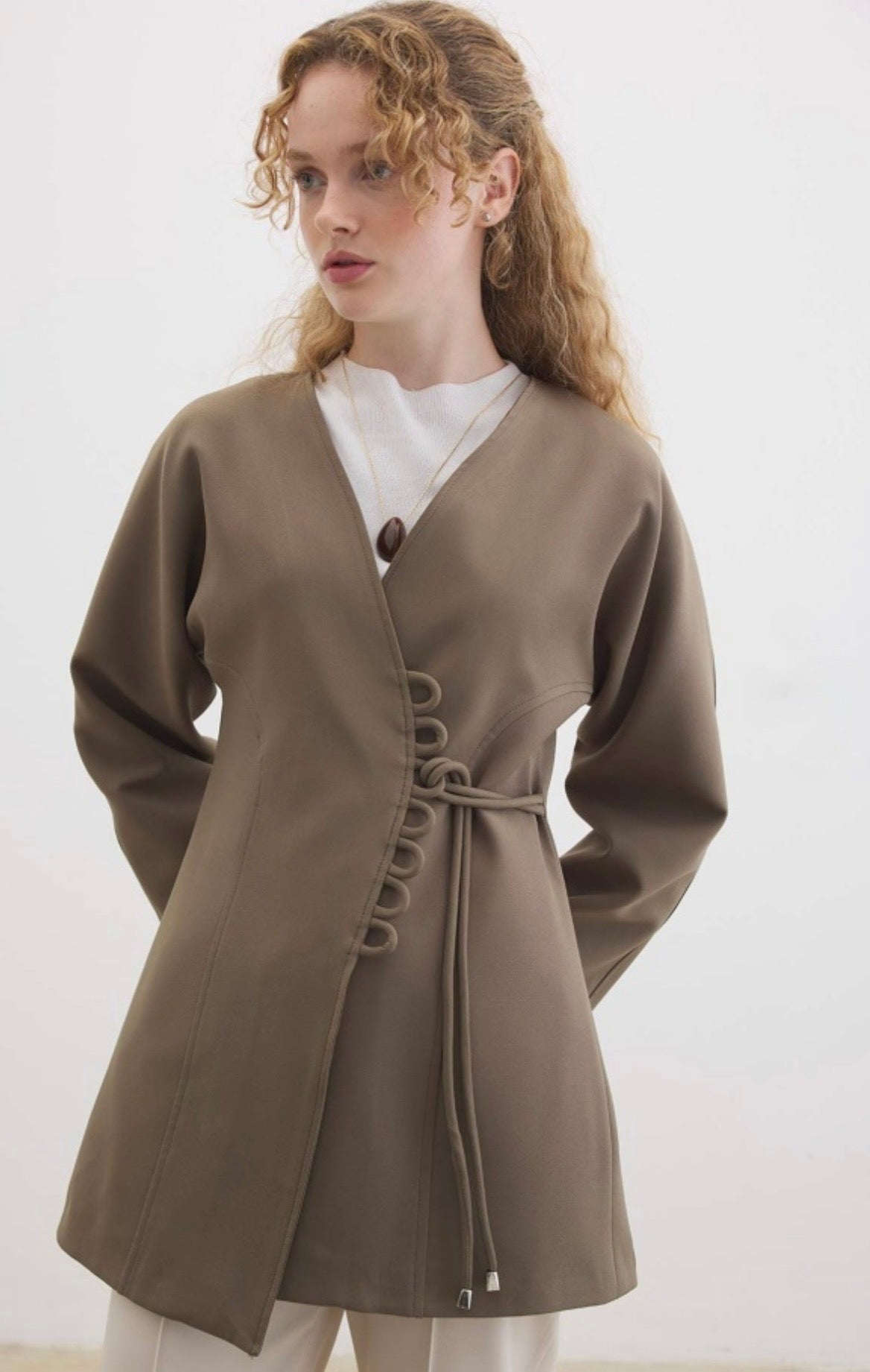 Ayla kimono blazer voor dames in getailleerd overslagmodel met subtiele striksluiting en soepelvallende stof, stijlvolle modest fashion blazer.