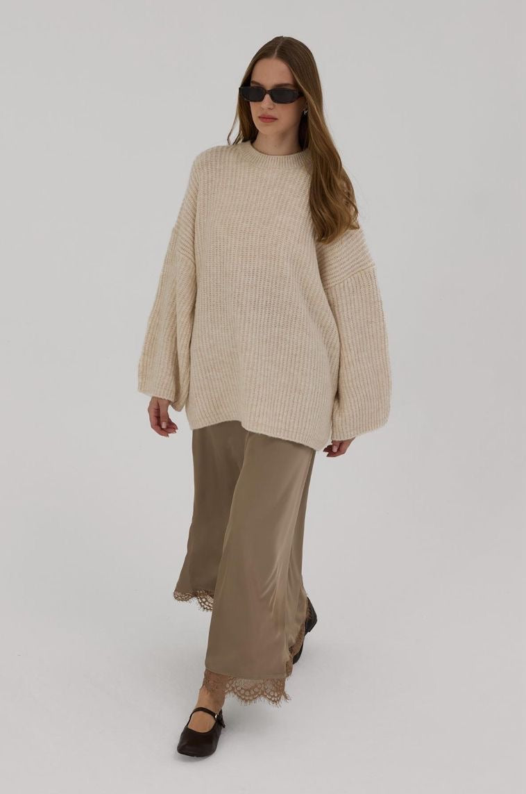 Ruya satijnen maxi-rok taupe, detail kantonderkant, luxe uitstraling.