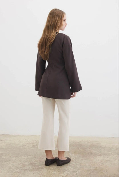 Ayla kimono blazer voor dames in getailleerd overslagmodel met subtiele striksluiting en soepelvallende stof, stijlvolle modest fashion blazer.