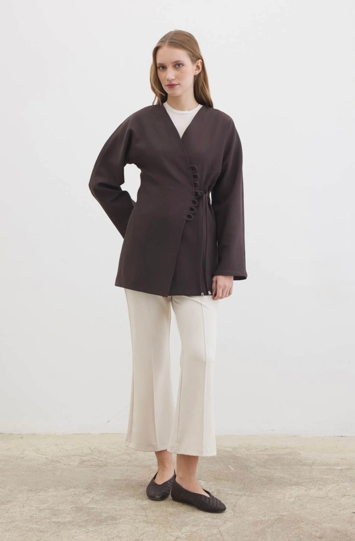 Ayla kimono blazer voor dames in getailleerd overslagmodel met subtiele striksluiting en soepelvallende stof, stijlvolle modest fashion blazer.
