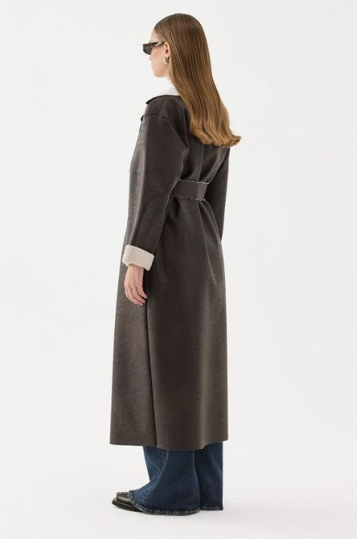Zaïa mantel bruin-bouclé kunstleer met teddyvoering, zijaanzicht – rechte snit tot onder de knie.