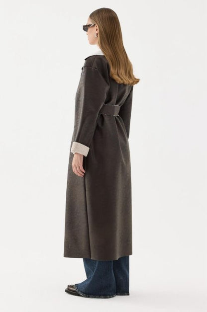 Zaïa mantel bruin-bouclé kunstleer met teddyvoering, zijaanzicht – rechte snit tot onder de knie.