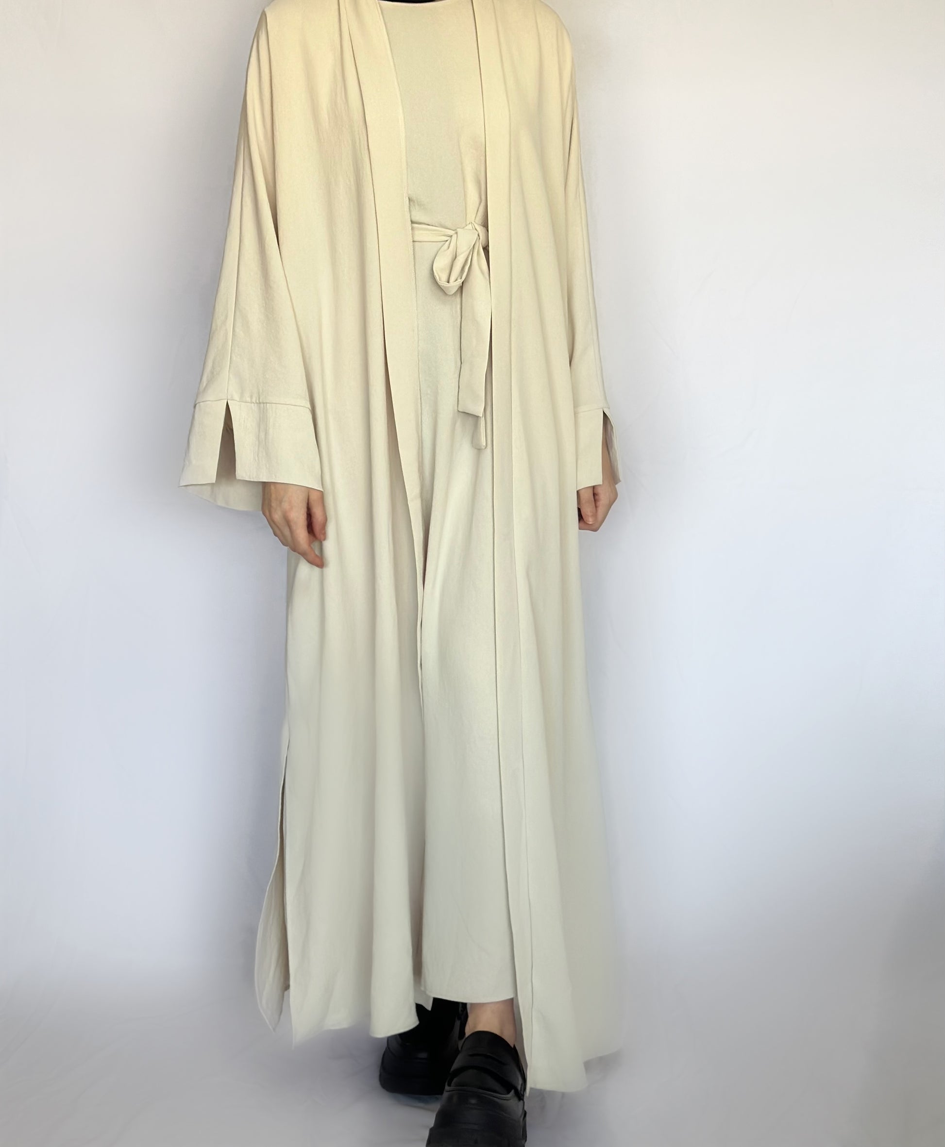 Amala 2-delige beige abaya van ByLiya, bestaande uit een onderjurk, kimono en ceintuur, voor een stijlvolle en modest uitstraling."