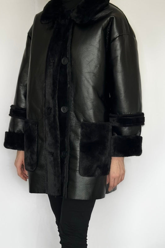 Faux leren oversized jas met bont van ByLiya, stijlvolle en warme winterjas voor een luxe uitstraling.