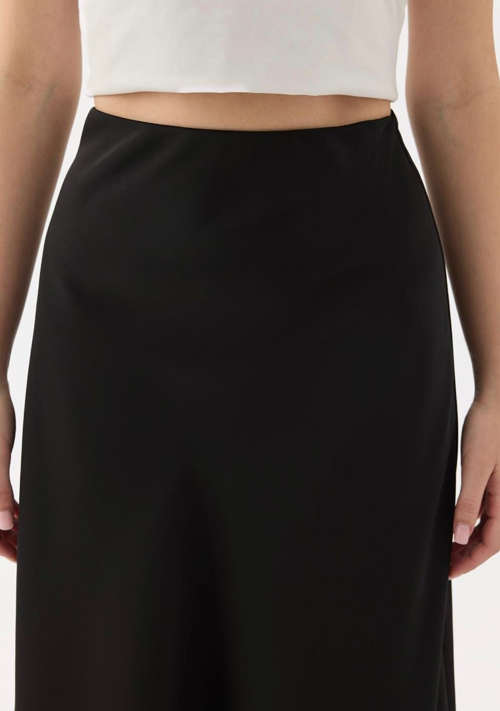 Ruya satijnen maxi-rok zwart, detail kantonderkant, luxe uitstraling.