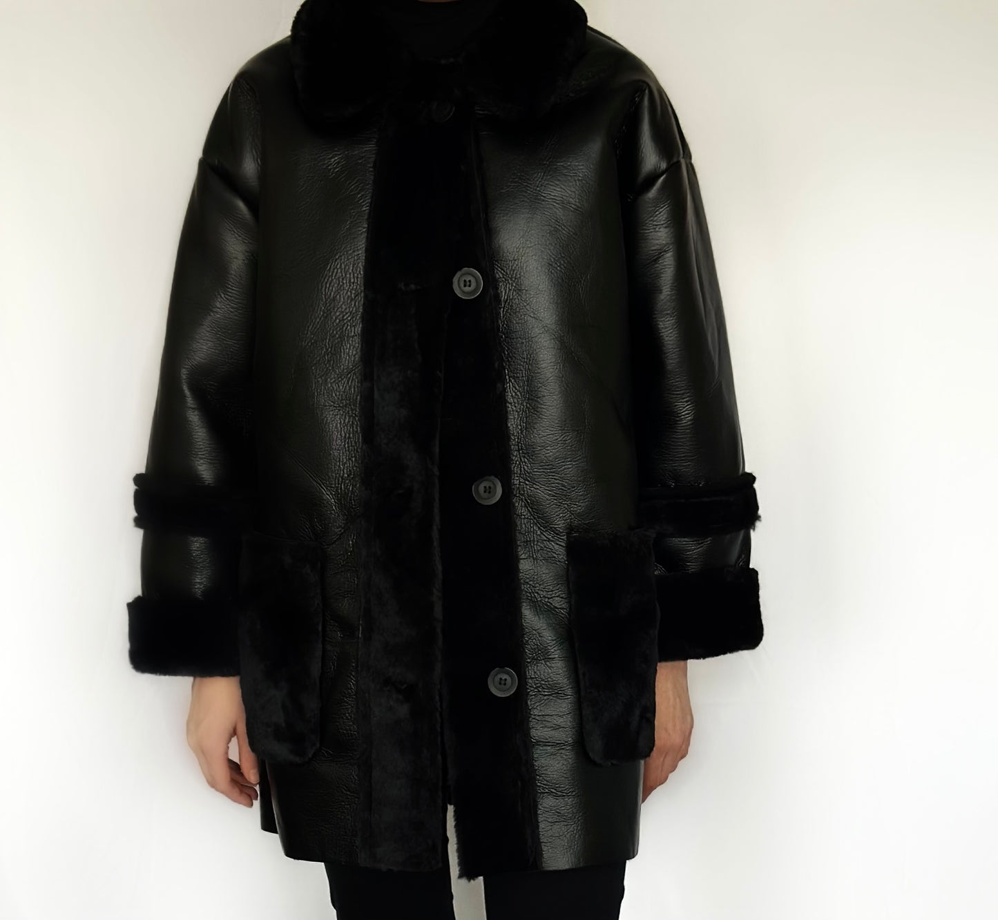Faux leren oversized jas met bont van ByLiya, stijlvolle en warme winterjas voor een luxe uitstraling.