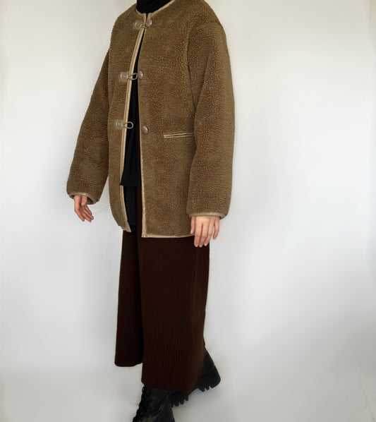 Teddy duffel coat van ByLiya, warme en stijlvolle jas met knopen en een klassiek ontwerp, perfect voor de herfst en winter.