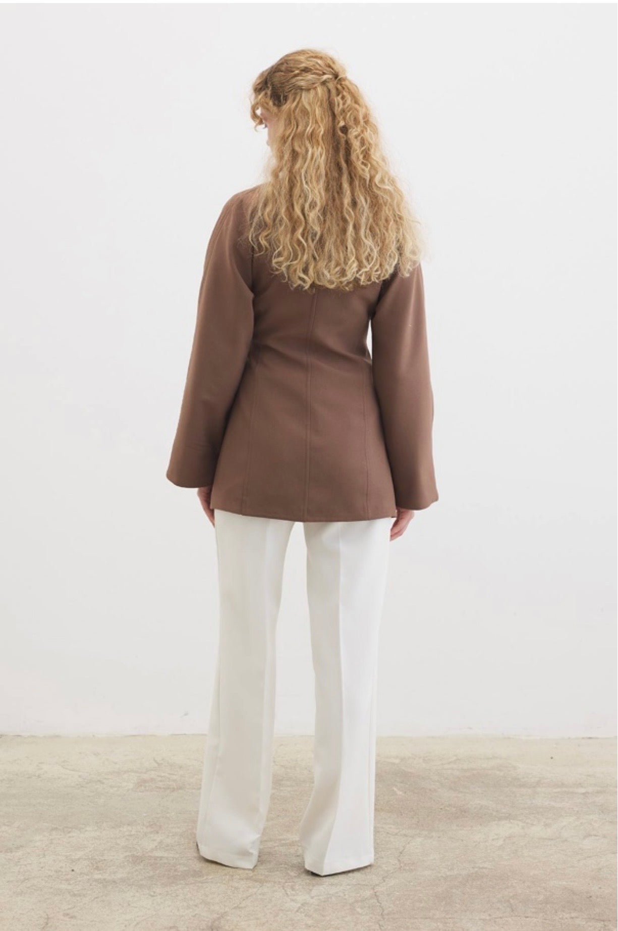 Ayla kimono blazer voor dames in getailleerd overslagmodel met subtiele striksluiting en soepelvallende stof, stijlvolle modest fashion blazer.