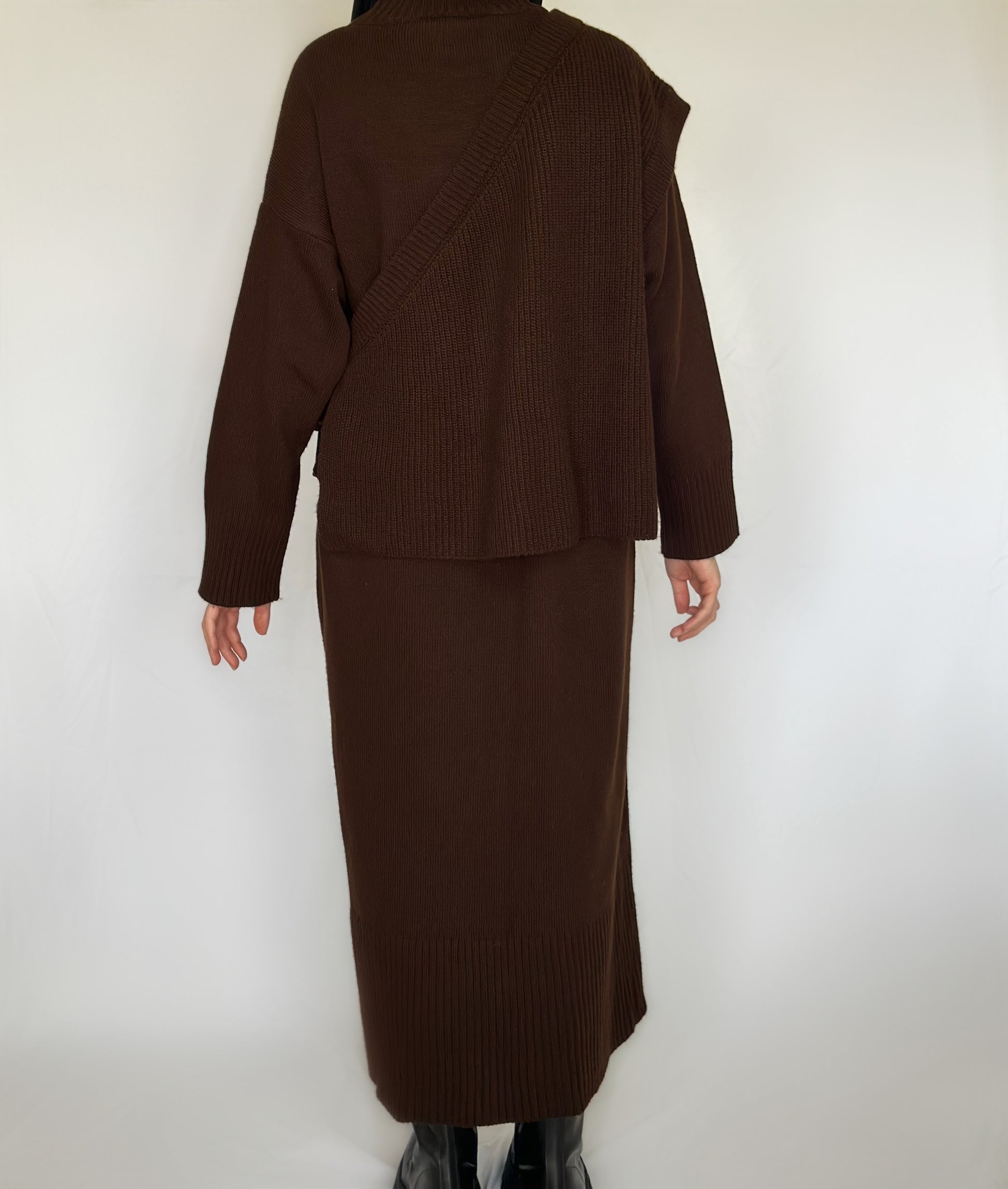 Bruine overslag tricot jurk van ByLiya, een 2-delige jurk met een maxi onderjurk en een wikkelstuk erboven voor een elegante en flatterende look.
