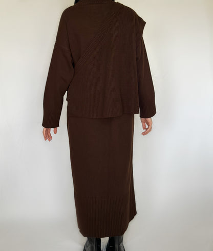 Bruine overslag tricot jurk van ByLiya, een 2-delige jurk met een maxi onderjurk en een wikkelstuk erboven voor een elegante en flatterende look.