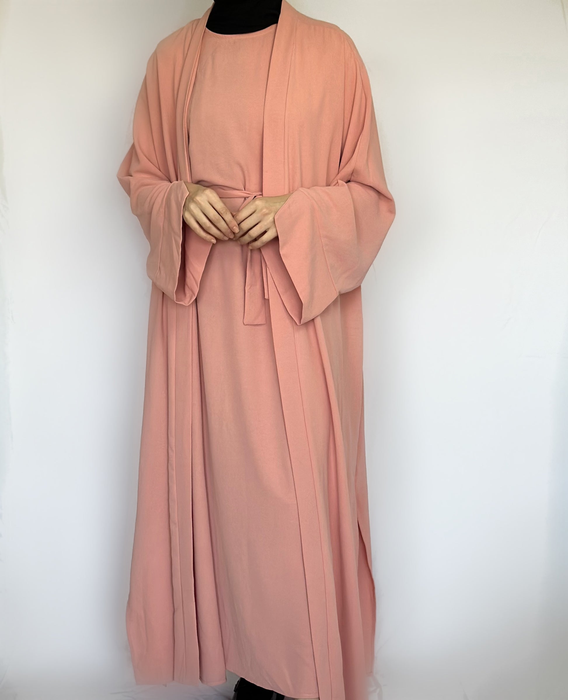 Amala 2-delige roze abaya van ByLiya, bestaande uit een onderjurk, kimono en ceintuur, voor een stijlvolle en modest uitstraling."