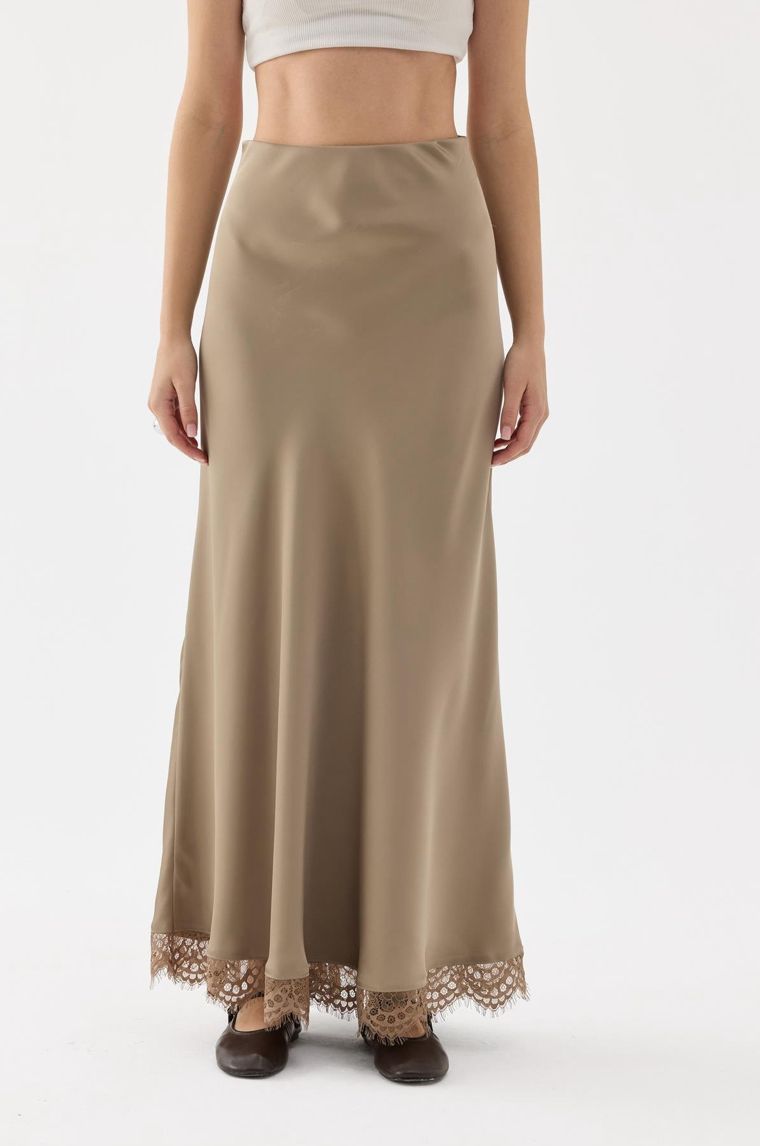 Ruya satijnen maxi-rok taupe, detail kantonderkant, luxe uitstraling.